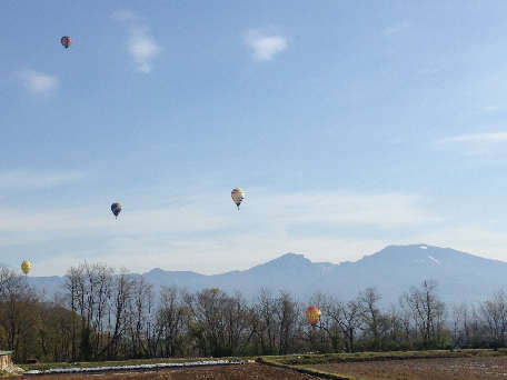 浅間山と熱気球