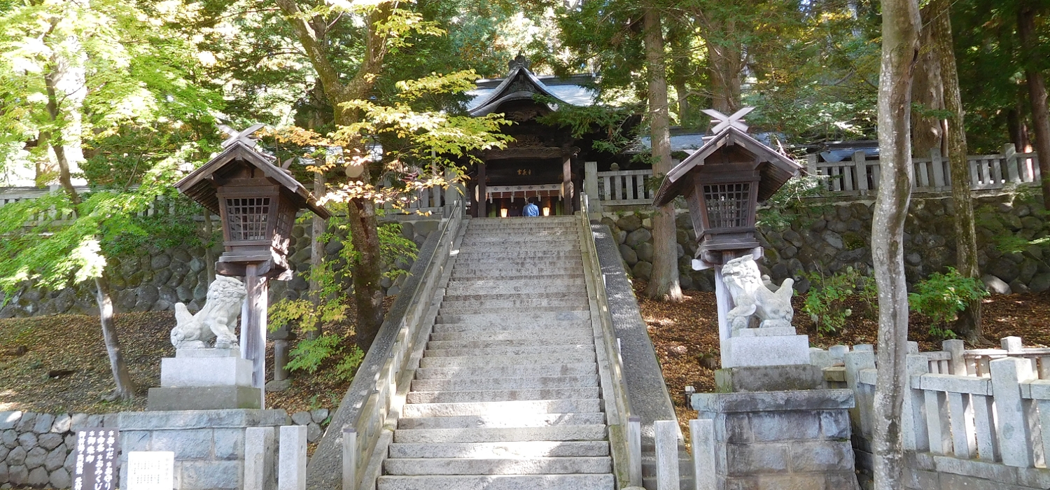 手長神社 本殿へ上る階段