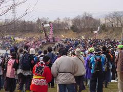 人を見るなら御柱。彼方に「川越し」を観る