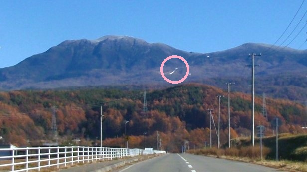 12/13 オープン予定のスキー場の白い筋