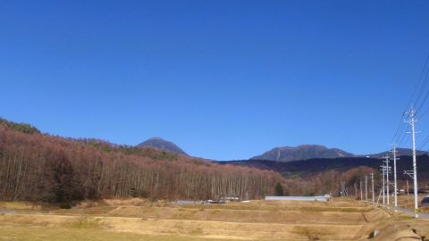 頂は雲の中の　白い山々　鉄山にて
