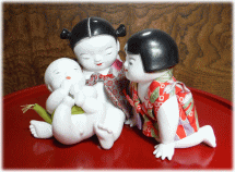子ども３人の人形