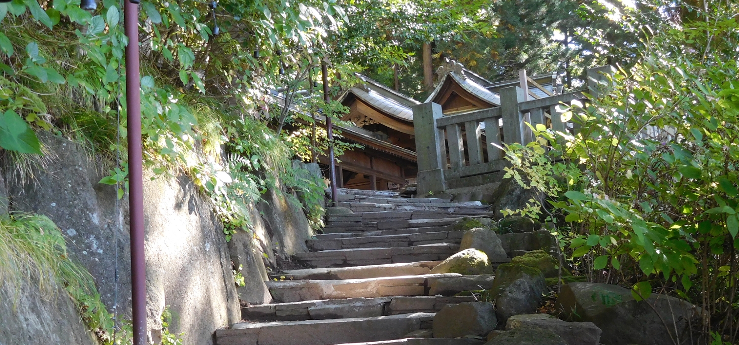 手長神社 社務所から本殿へ
